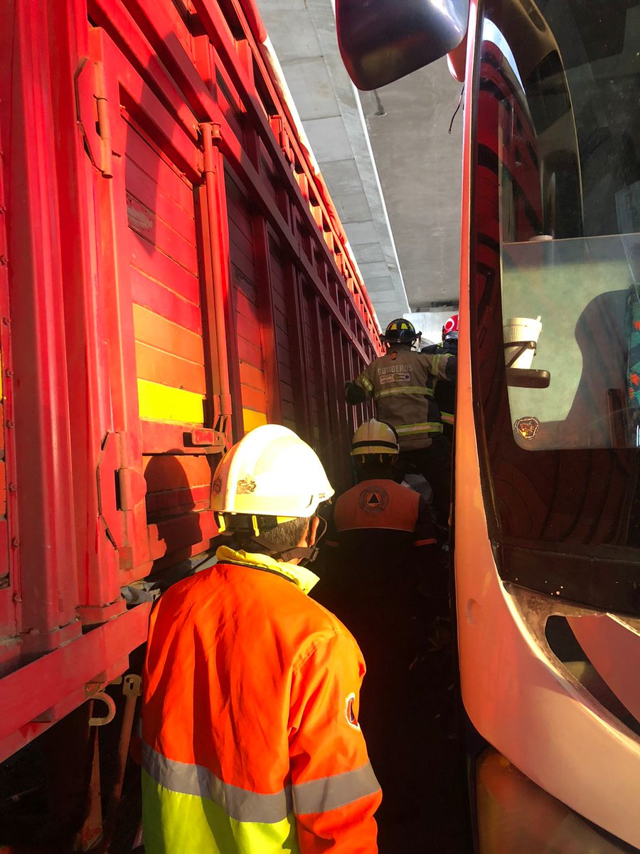 RupiReportero_'s tweet image. 😱Un autobús y trailer #compactan a un automóvil, dos personas quedan prensadas, en autopista México-Puebla altura de la planta Volkswagen.😱