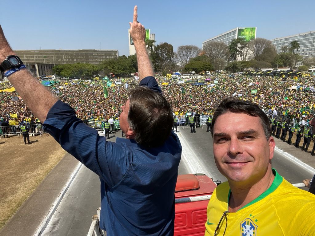 FlavioBolsonaro's tweet photo. A mensagem foi clara e não tem absolutamente nada a ver com ataque a STF ou Congresso, muito pelo contrário.
Que o pedido de @jairbolsonaro por respeito à CF/88 ecoe nos 3 Poderes.
Que os 10 do STF possam resolver internamente o único desestabilizador da democracia no momento. https://t.co/YcfLhuk5i8