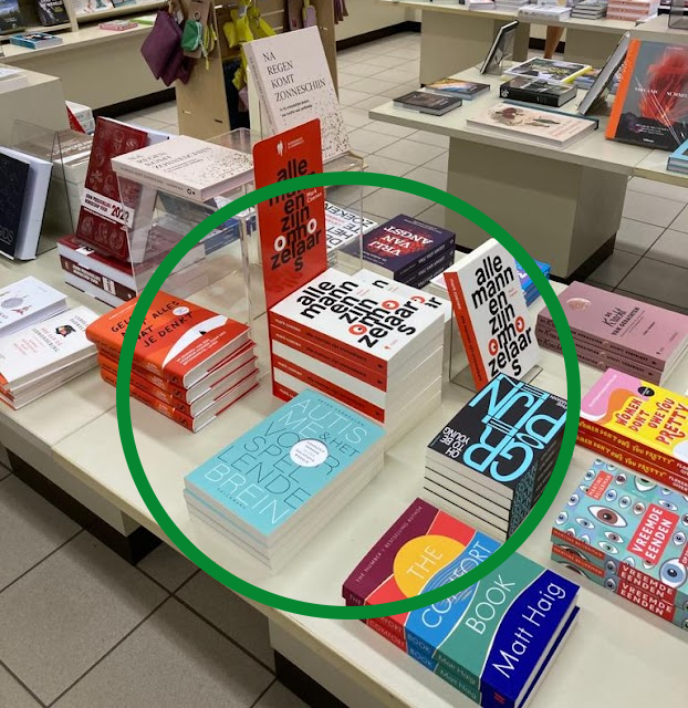 Mijn boek is in de boekhandel beste vriendje geworden van 'Alle mannen zijn onnozelaars'. Weet niet of ik daar iets moet uit besluiten. Met dank aan <a href="/NDerboven/">Nancy Derboven</a> voor het spotten.