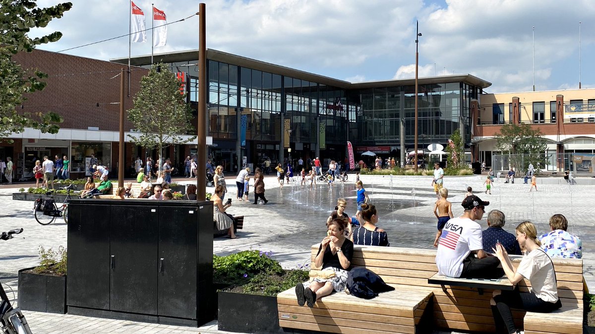 OKRA heeft het #Koopmansplein in #Assen getransformeerd van een ongezellig plein naar een bruisende huiskamer met zit-, speel- en waterelementen. Het vernieuwde Koopmansplein vormt het startschot van de herinrichting van de binnenstad. bit.ly/38NE456