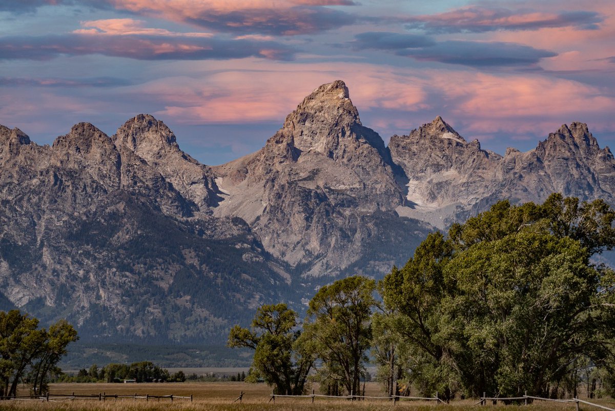 MikeRicciPhoto's tweet image. Sunset over the Grand Tetons. One of my favorite photos I took in the Tetons. #photography #PhotoOfTheDay