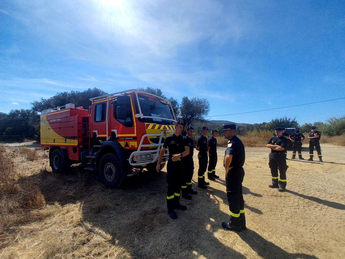 UIISC5CORTE's tweet image. Le colonel Rouquayrol commandant  les formations militaires de la sécurité civile effectue en Corse l’inspection du dispositif Feu de Forêt.
#ComForMisc
@SecCivileFrance 
@armeedeterre