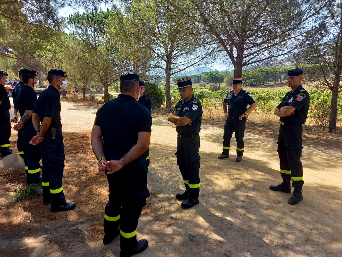 UIISC5CORTE's tweet image. Le colonel Rouquayrol commandant  les formations militaires de la sécurité civile effectue en Corse l’inspection du dispositif Feu de Forêt.
#ComForMisc
@SecCivileFrance 
@armeedeterre