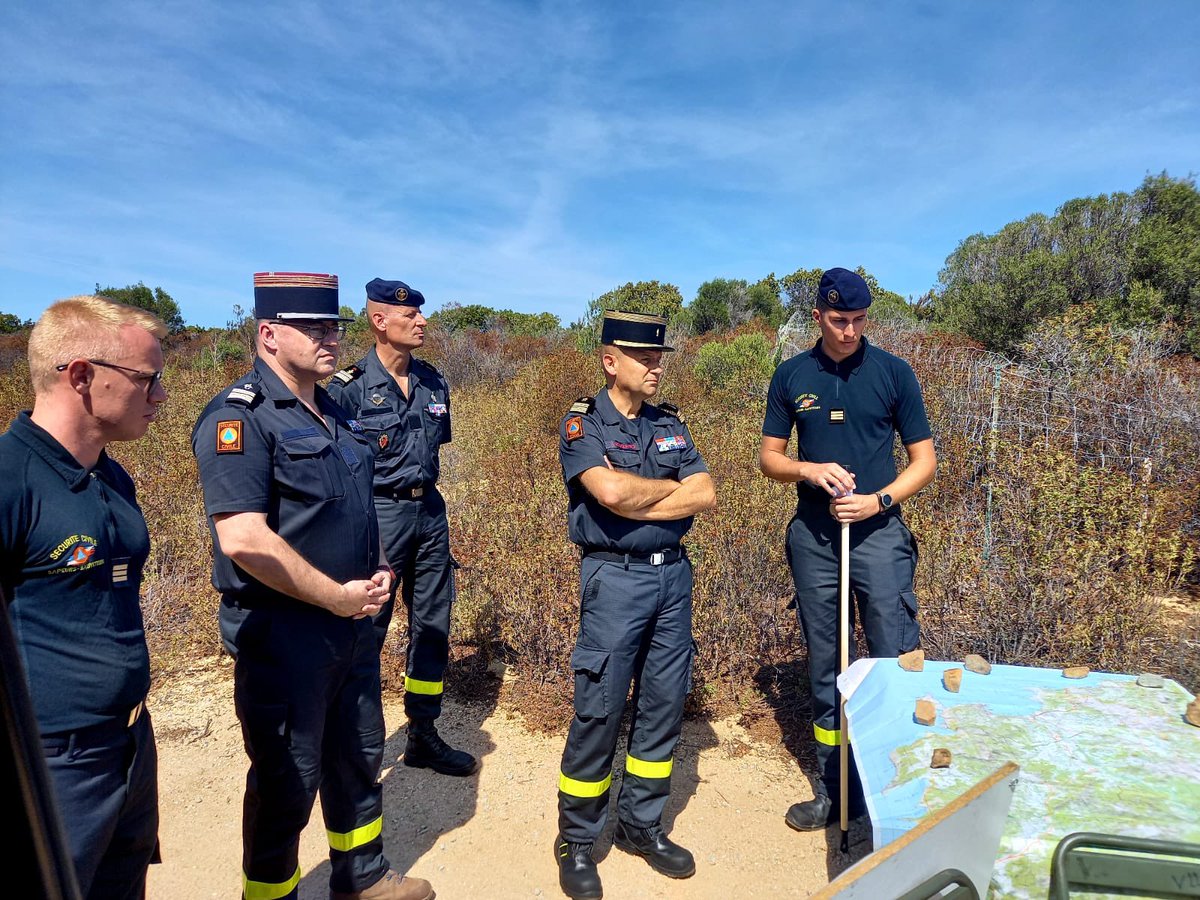 UIISC5CORTE's tweet image. Le colonel Rouquayrol commandant  les formations militaires de la sécurité civile effectue en Corse l’inspection du dispositif Feu de Forêt.
#ComForMisc
@SecCivileFrance 
@armeedeterre