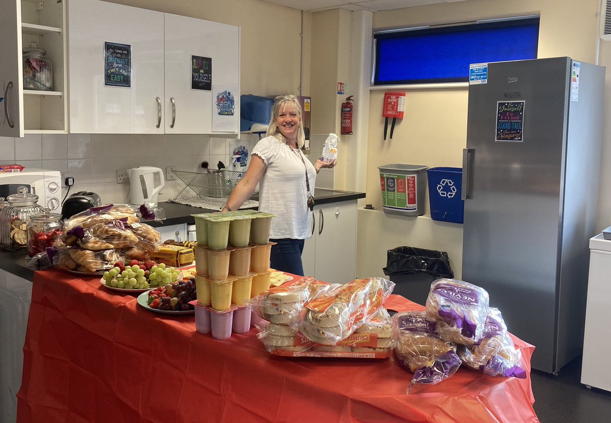 5ancarl0's tweet photo. An amazing start to the year working alongside such a great team. Loved our shared breakfast in the new revamped staffroom. #TeamPWP @peareswood https://t.co/p3lrsVbCkW