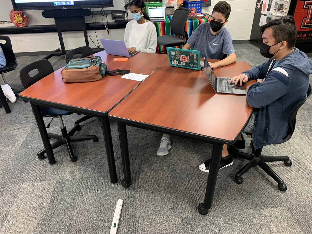 Hoy en español 3, estaciones para repasar el vocabulario. Today in Spanish 3, stations to review vocabulary. <a href="/NewTechCoppell/">New Tech High @ Coppell</a> #nthctribe