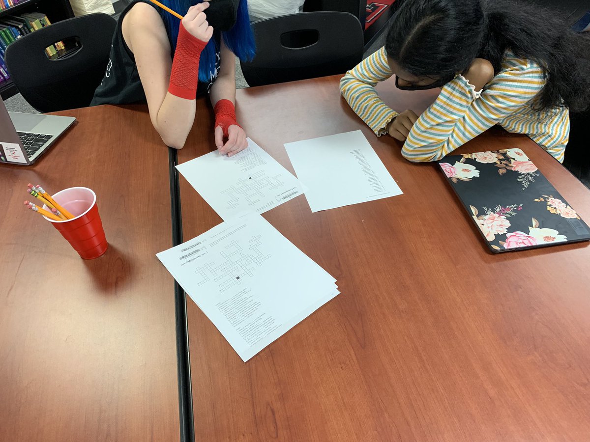 MarkGranado2's tweet photo. Hoy en español 3, estaciones para repasar el vocabulario. Today in Spanish 3, stations to review vocabulary. @NewTechCoppell #nthctribe https://t.co/2f9MsvATub