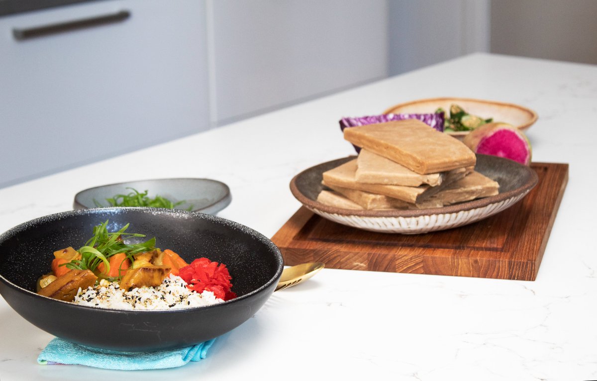 PlanetariansNet's tweet image. On the right there is some whole muscle Planetarians’ meat before cooking, and on the left is what it looks like after it has been prepared and paired with a meal. If you swipe right you can see the meat marinating as well.
#plantbased #altmeat #healthy #zerowaste #sustainable