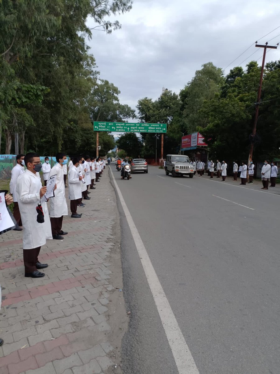 Aarti9837's tweet photo. From last few days medicos of GMC Haldwani &amp; GDMC are on protest regarding reasonable MBBS fee...@pushkardhami pls look into this matter..
#WeDemandAReasonableFees 
#FeesKamKarona https://t.co/r4EDhAn5Qt