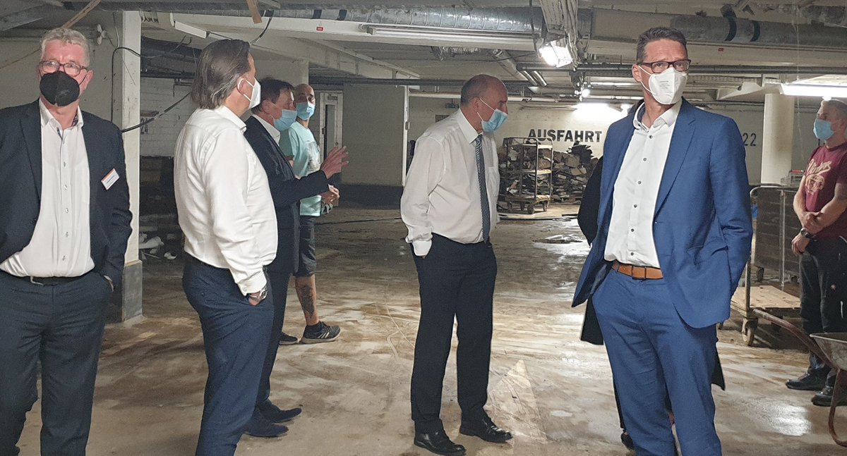 Das Bild zeigt Detlef Scheele, den Vorstandsvorsitzenden der Bundesagentur für Arbeit, gemeinsam mit weiteren Kolleginnen und Kollegen, bei der Besichtigung der Agentur für Arbeit Hagen und machte sich selbst ein Bild von den Hochwasserschäden vor Ort.