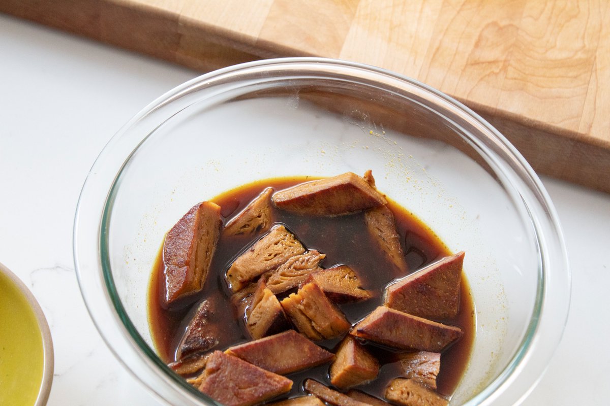 PlanetariansNet's tweet image. On the right there is some whole muscle Planetarians’ meat before cooking, and on the left is what it looks like after it has been prepared and paired with a meal. If you swipe right you can see the meat marinating as well.
#plantbased #altmeat #healthy #zerowaste #sustainable