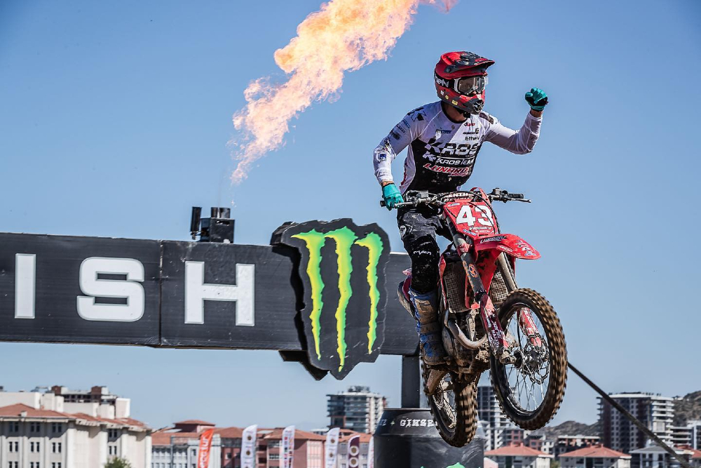 AlessioPiana130's tweet photo. Oggi all'Afyon Motor Sports Center 🇹🇷 Davide de Bortoli 🇮🇹 si è assicurato il titolo Europeo Motocross Open (#EMXOpen) vincendo anche la prima manche in programma https://t.co/ygaznG4LQC