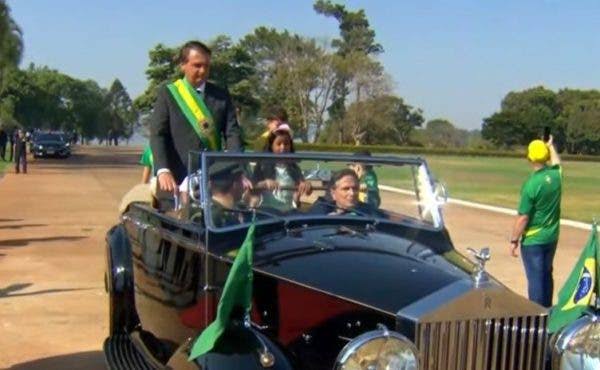 ze_gu's tweet photo. Não ta fácil pra ninguém, até o Nelson Piquet fazendo bico de uber. https://t.co/9Zj5021sJX