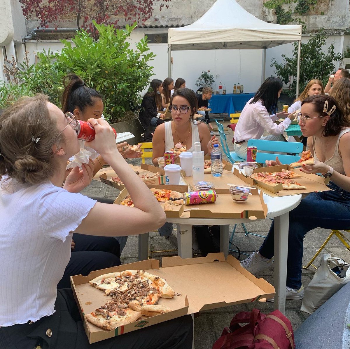 isegcom_paris's tweet photo. [Rentrée 4e année] 
Nous retrouvions nos 4e année ce matin en amphi.

Pas de répit pour nos étudiants en master 1, qui dès cet après-midi ont entamé une semaine projet touchant à l’univers musical 🎵

#rentree2021 #master1 #ecoledecommunication #iseg #isegparis #musique #brief https://t.co/e8ZTzS5aii