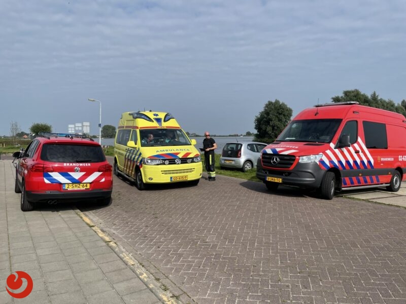 Recreatiewoning op eiland nabij Grou brandt uit