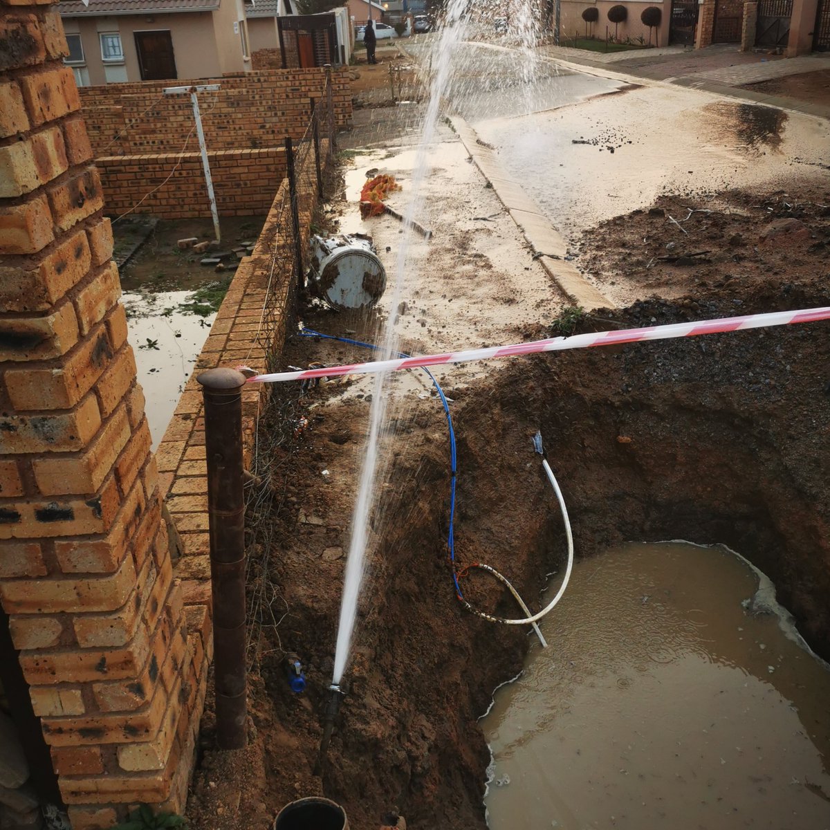 sellog's tweet photo. @CityofJoburgZA @JHBWater Ref #8005271832 left open by Jhbwater official on 22-08-2021 and ref closed as fixed. New Ref #8005295413 https://t.co/KpkWxGMame