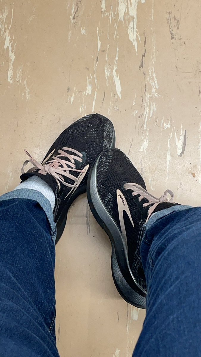 flirtyfeet84's tweet photo. #work #Brooks #feet #LaborDay2021 #needadayoff https://t.co/A71buzyAid
