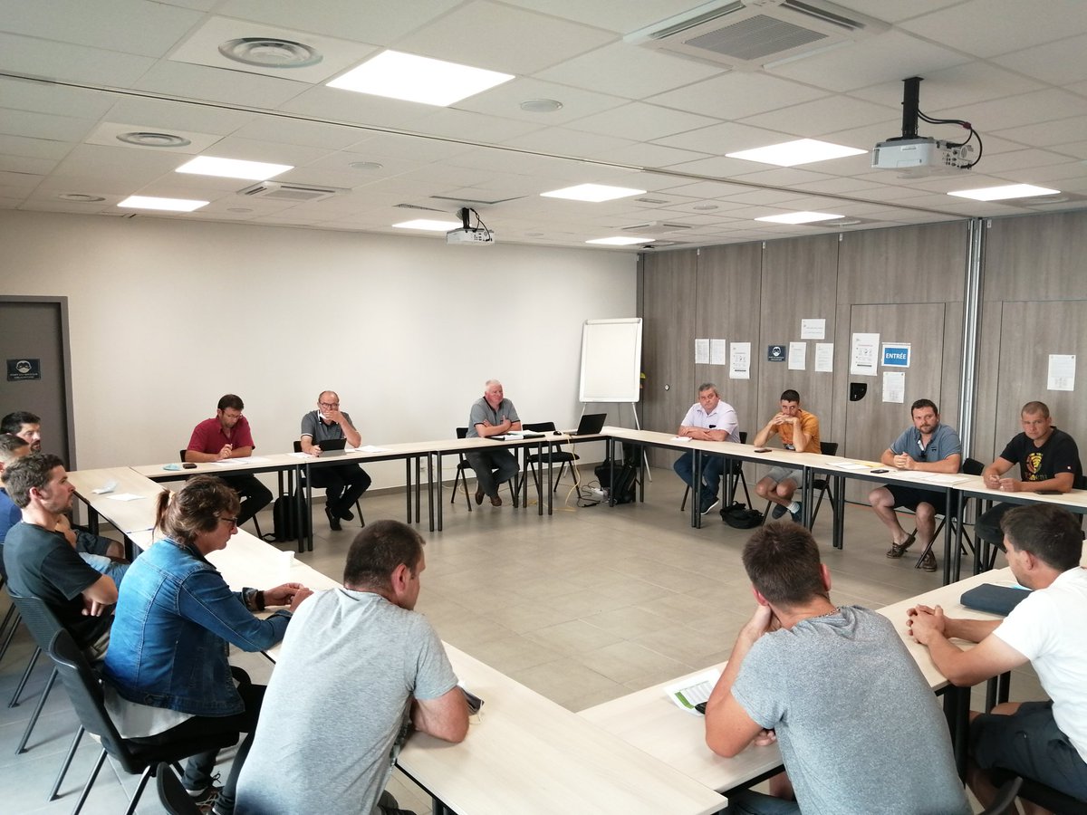 La FDSEA et <a href="/Ja42Jaloire/">Ja_Loire</a> ont organisé ce matin une réunion avec les représentants de <a href="/SodiaalCoop/">Sodiaal Coopérative Laitière Française</a> au sujet du lait bio. L'occasion pour les adhérents et producteurs de faire remonter en direct leurs revendications!