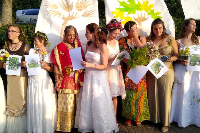 英 ブリストルで 70人の女性が樹木と 結婚 した理由 世界のソーシャルグッドなアイデアマガジン Ideas For Good