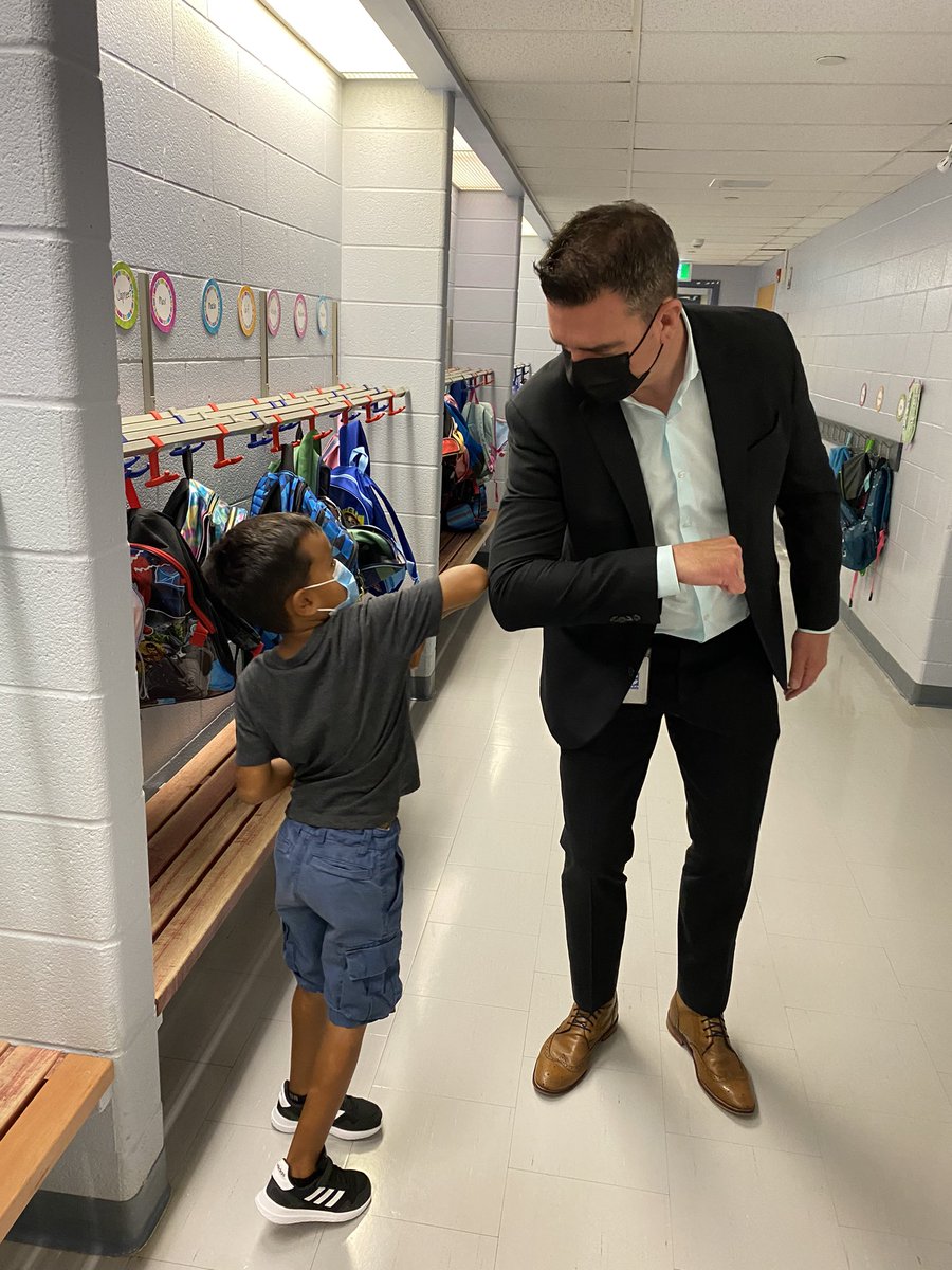 We can all help each other with our new routines at school. @DirFisherTVDSB helps a student <a href="/WSherwoodFox/">WSherwoodFox</a> to wear a mask. Thanks, Director Fisher! You made his day <a href="/TVDSB/">Thames Valley DSB</a> #tvdsbproud