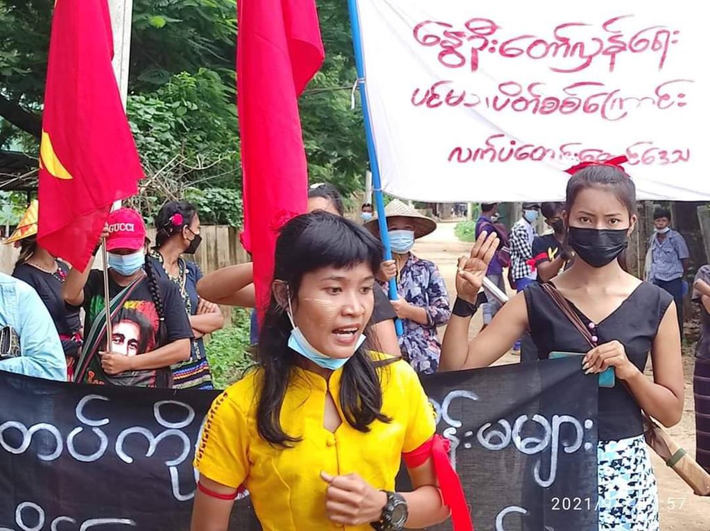 Olivi95977659's tweet photo. Women power by the locals of Letpadaungtaung area, Salingyi Tsp after NUG declared People’s Defensive War against Junta. Women led the main strike to overthrow Genocidal Military. #UselessASEAN #Sep7Coup  #WhatsHappeningInMyanmar https://t.co/Du1KyxUIJG