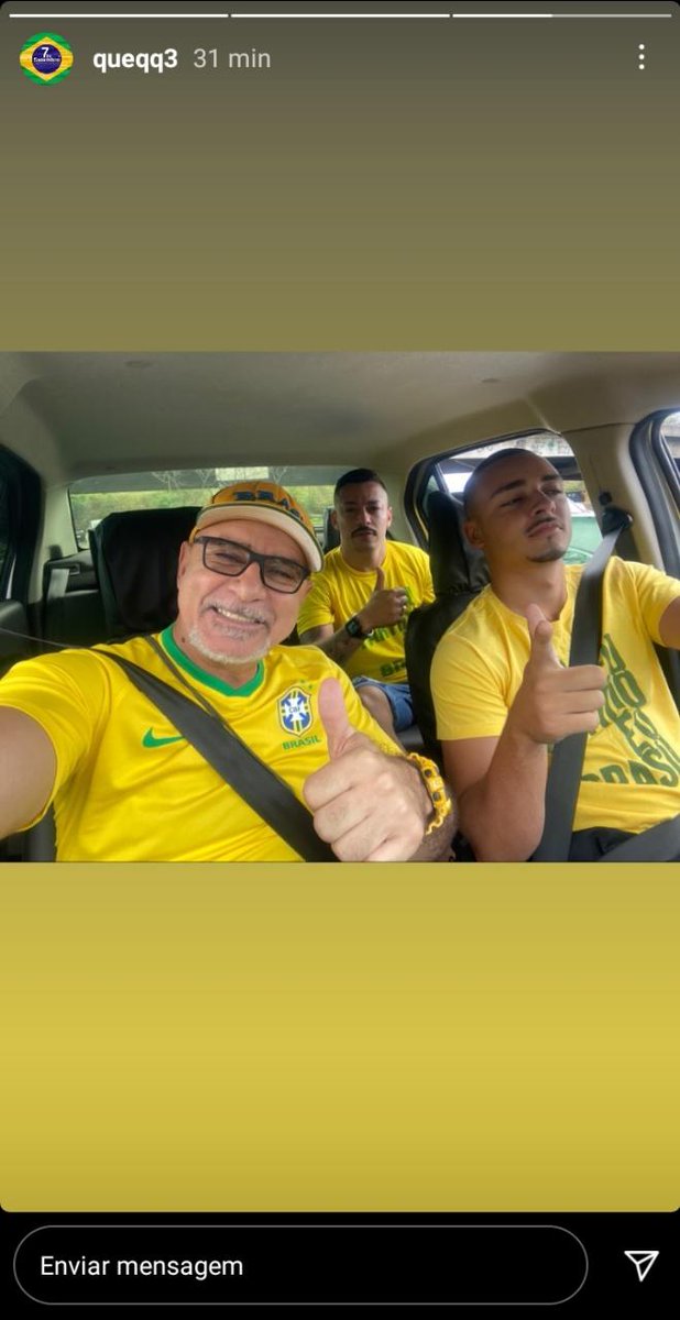 QUEIROZ VAI ÀS RUAS EM APOIO A BOLSONARO 

Fabrício Queiroz, o policial denunciado como operador das "rachadinhas" do senador Flávio Bolsonaro (Patriota-RJ), compartilhou nas últimas horas diversas imagens das manifestações bolsonaristas bit.ly/3hcntN0
