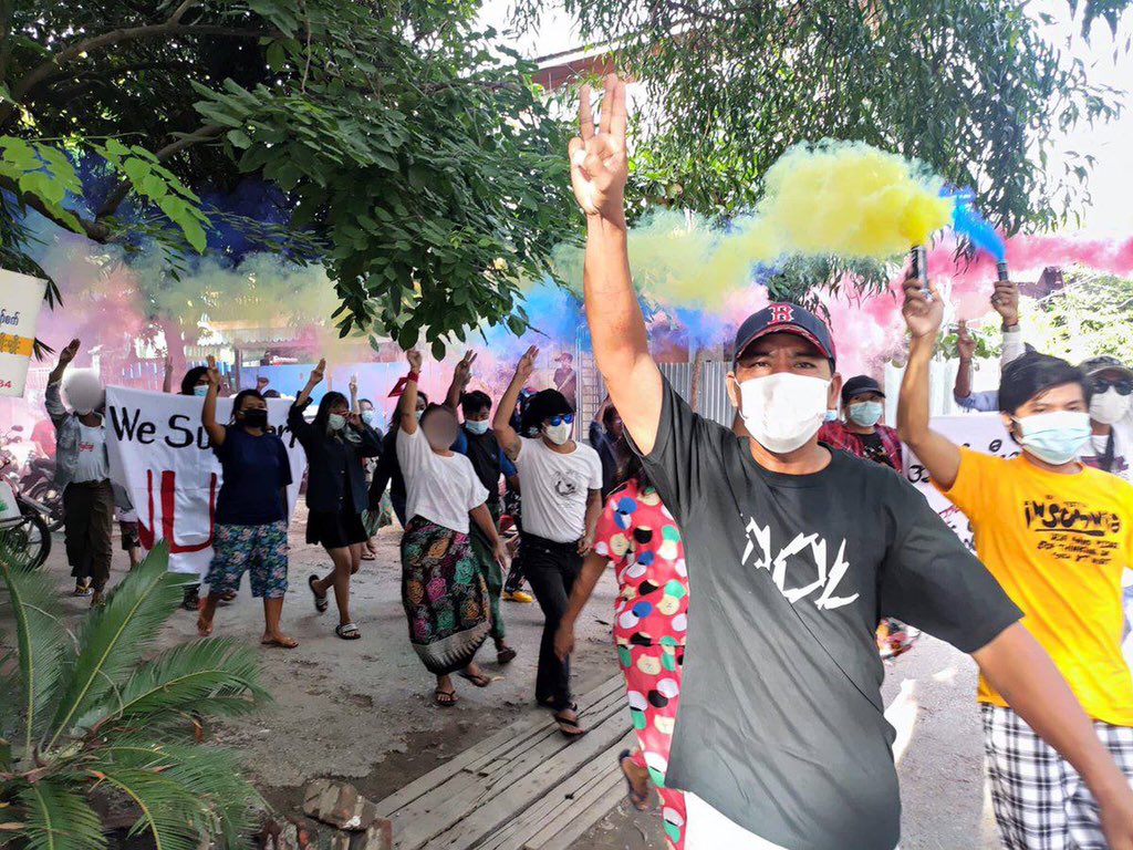 2021Revtweets's tweet photo. Educational Staffs from AungMyayTharzan Tsp took to the streets of Mandalay and protested against the Military Dictatorship Despite The Difficulties.
#SupportRevolutionForDemocracy
#UselessASEAN
#Sep7Coup 
#WhatsHappeningInMyanmar https://t.co/TIEEQcZSmf