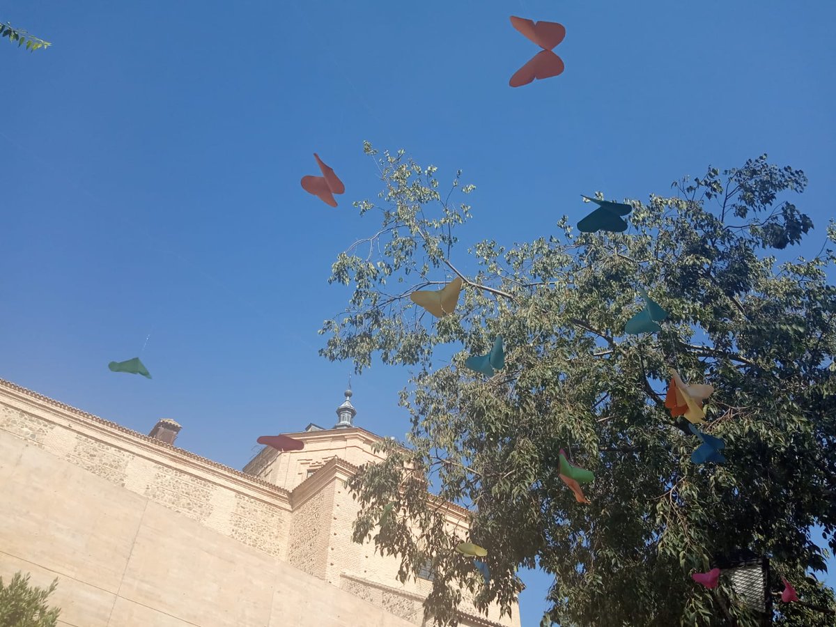 VoixVivesToledo's tweet photo. Ya se acabó el Festival de Poesía #Voixvives2021 (pero no del todo…)

Esperamos que lo habéis disfrutado como nosotros ✨

Queríamos agradecer del 🤎 a TODAS las personas por haberlo hecho posible 💫

❗️👉Mañana empieza el Curso de Verano “La poesía y su poder transformador” 🍃 https://t.co/Lq6Ak9KTKT