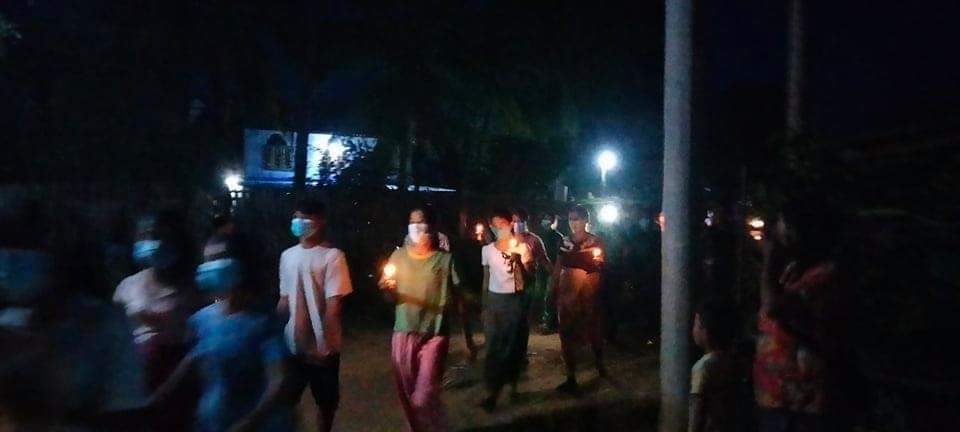 DemoRevoMM's tweet photo. Powerful anti-coup night strike in Sagaing's Sarlingyi, KyayPinHtoo Vlg. 🪧

#Sep7Coup #UselessASEAN
#WhatsHappeningInMyanmar
#SupportRevolutionForDemocracy https://t.co/ZPwxtEnZrD