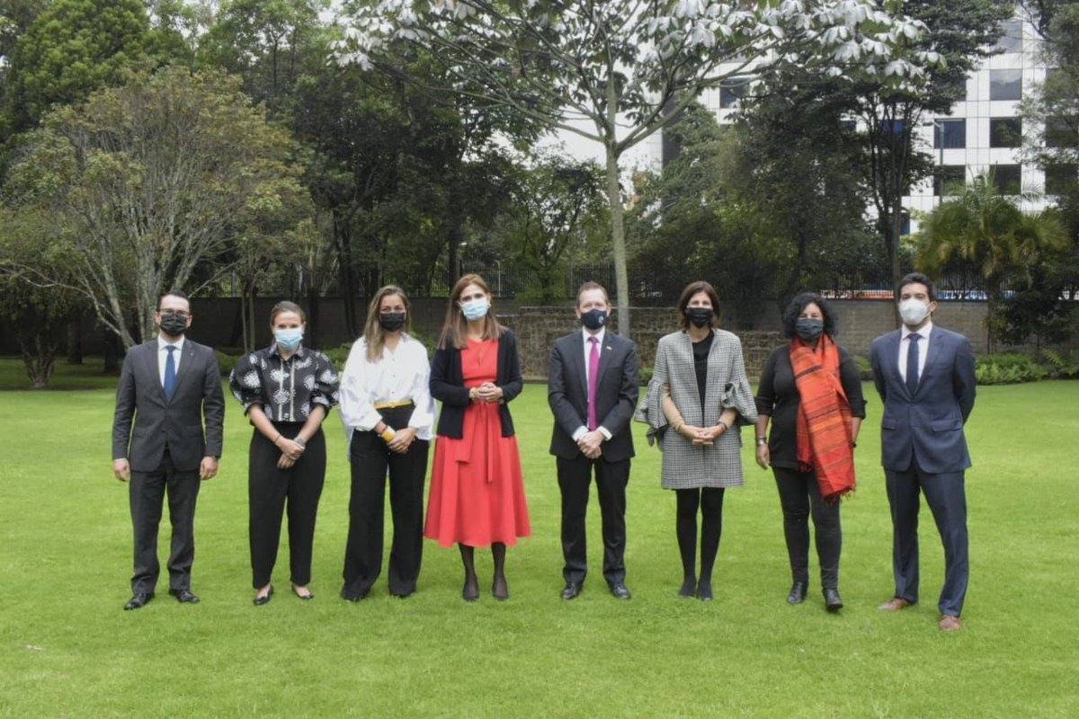 UKinColombia's tweet photo. Es un hecho, firmamos acuerdo de entendimiento junto a  @MinTransporteCo, @DNP_Colombia y #crossrailinternational para la activación ferroviaria en 🇨🇴, incorporando buenas prácticas internacionales y tecnologías verdes estimulando la inversión y desarrollo económico inclusivo. https://t.co/wcvokKPIr8