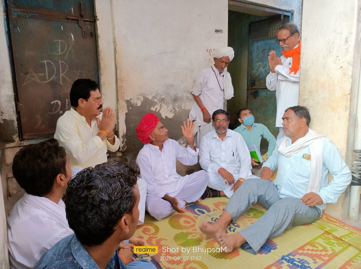 bhupendra_RPYC's tweet photo. राजस्थान सरकार के माननीय कैबिनेट मंत्री महोदय श्रीमान @UdailalAnjana साहब आज मंगलवाड़ मैं पधारे एवं जो 2 दिन पहले हुई घटना, जिसमे 5 बच्चों की तालाब में डूबने से मृत्यु हो गई थी, उन बच्चों के घर पर जाकर शोक व्यक्त किया और आश्वासन दिया कि सरकार से जो भी लाभ मिलेगा वह दिलाएंगे।। https://t.co/K1n3QZWj9H