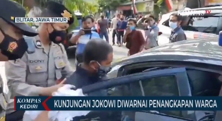 Setelah sebelumnya Heboh MURAL yg Lebay dihapus2 dimana2, siang tadi POSTER-pun dirampas &amp; Rakyat yg hanya sekedar Menyuarakan Aspirasinya diamankan Aparat.
Padahal apa2 yg ditulis sangat realistis di kondisi ini: "Pak Jokowi, Bantu Peternak beli jagung dengan Harga Wajar"
AMBYAR