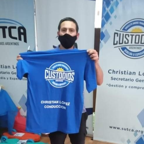 Chris_Lopez_Ok's tweet image. @CustodiosSutca militancia es #SentiteParte👇
Los afiliados pasando a retirar sus remeras, porque estos colores los llevamos en el alma y en el corazón
#LosCustodiosUnaPasion
#UnidosXLosTrabajadores
@cgt_camioneros,@pablomoyano_ok ,@hugoamoyano ,@caesbainfo 
@MinTrabajoAR,@MinSeg