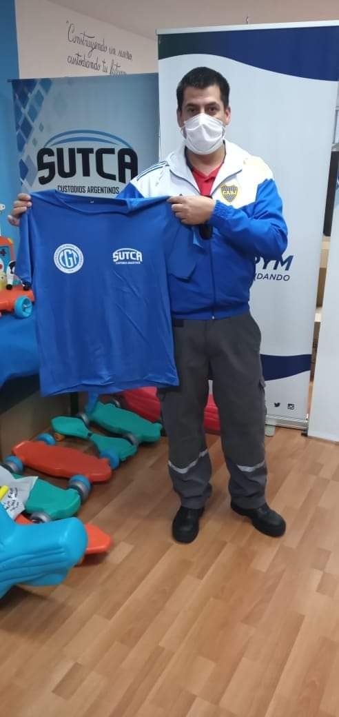 Chris_Lopez_Ok's tweet image. @CustodiosSutca militancia es #SentiteParte👇
Los afiliados pasando a retirar sus remeras, porque estos colores los llevamos en el alma y en el corazón
#LosCustodiosUnaPasion
#UnidosXLosTrabajadores
@cgt_camioneros,@pablomoyano_ok ,@hugoamoyano ,@caesbainfo 
@MinTrabajoAR,@MinSeg