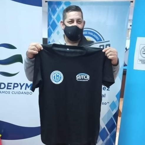 Chris_Lopez_Ok's tweet image. @CustodiosSutca militancia es #SentiteParte👇
Los afiliados pasando a retirar sus remeras, porque estos colores los llevamos en el alma y en el corazón
#LosCustodiosUnaPasion
#UnidosXLosTrabajadores
@cgt_camioneros,@pablomoyano_ok ,@hugoamoyano ,@caesbainfo 
@MinTrabajoAR,@MinSeg