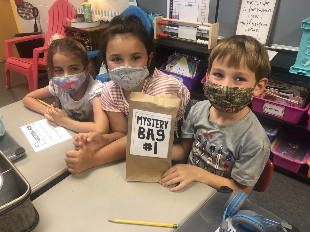 CynthiaKGraham1's tweet photo. Mystery Bags were a great activity to introduce finding the main idea! Students were so engaged while learning !@TCBOE_LES https://t.co/MWB7bswmnB