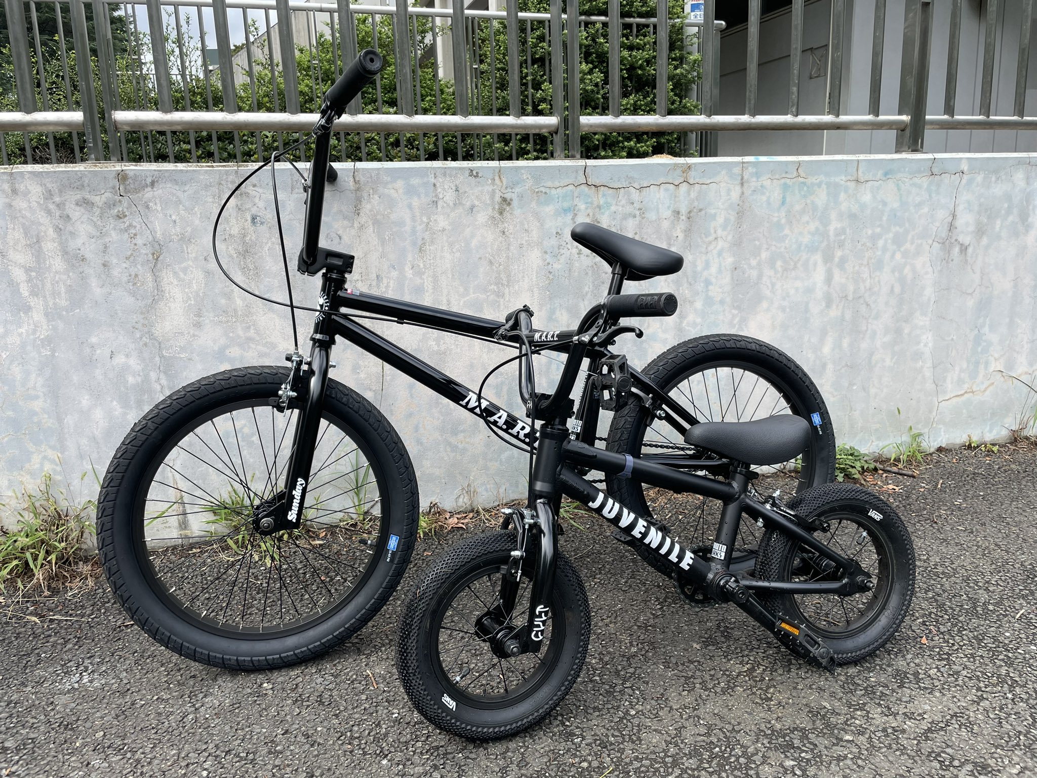 後藤比東至 Hitoshigoto ゴッツ Bmxはじめました 目標は マニュアル ウィリー とバニーホップ ジャンプ ができるようになること ケガしないように無理せずがんばります 息子 3歳 のbmx の方がなんだかカッコいい しかも高い のが