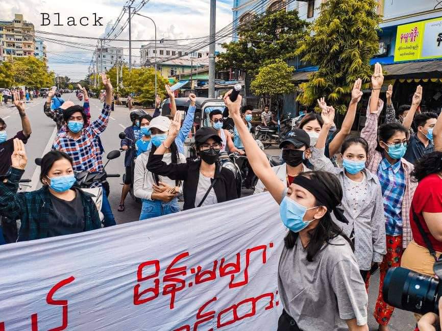 ThwinThae's tweet photo. “Women who will grind down the Genocidal Military,Raise your hands behind the bars”they led the protest against  #Mandalay after NUG declared People’s Defensive War against Junta despite tight security. #UselessASEAN #Sep7Coup  #WhatsHappeningInMyanmar https://t.co/rnXYR3Frdj