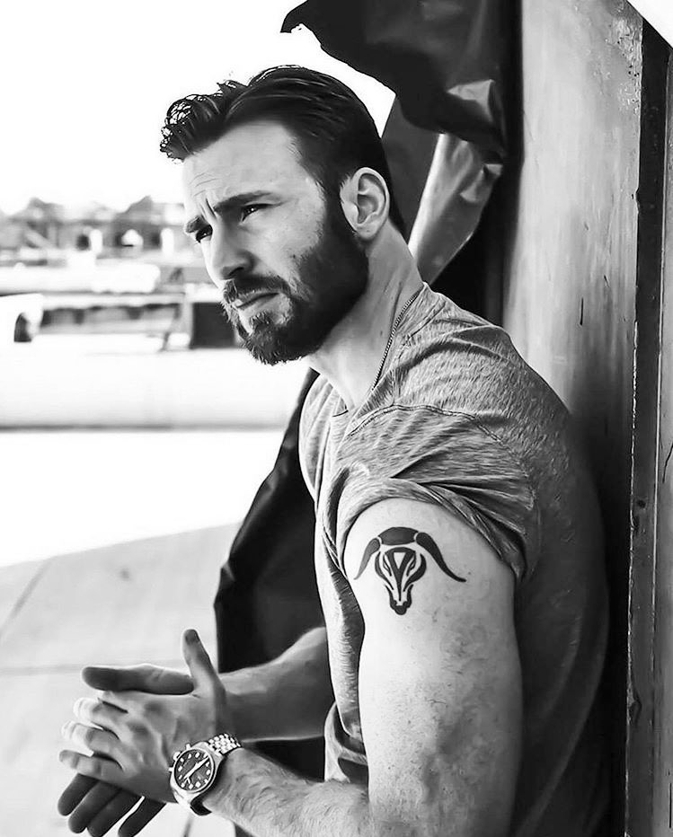 RoyceAustins's tweet photo. Aviator, ex-husband, and father to Lucas Garrett. Youngest of the three brothers with an eye for the ladies. Family is everything to me.

#TheAustins

RT and say hi, I don’t bite.. well, not always 😏 https://t.co/xiMaIVNvsR