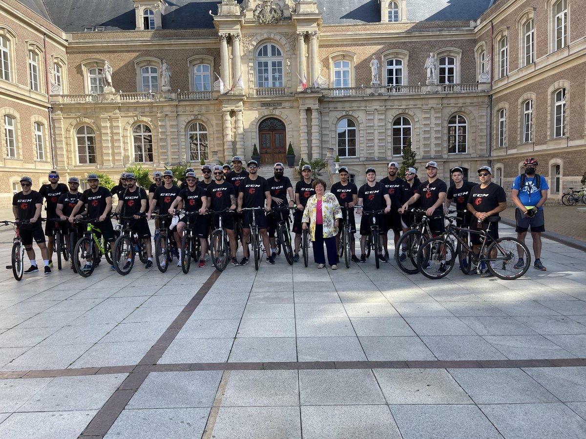 #sport #hockeysurglace
L'équipe élite de hockey sur glace d'Amiens est en pleine préparation avant cette nouvelle saison. Nos joueurs partaient ce matin pour 3 jours sur la Côte picarde. 
Je souhaite à l'ensemble des joueurs et au staff une excellente saison !!