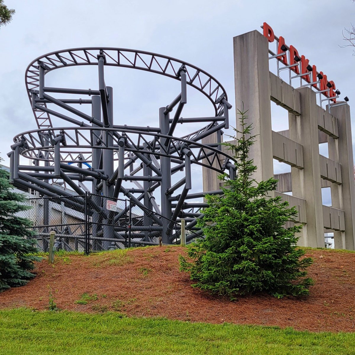 SquadCoaster's tweet photo. #launchcoaster #limlaunch #premierrides #backlotstuntcoaster #helix #italianjobstuntcoaster #kingsisland #amusementpark #themepark #kingsmill #rollercoaster #coastersofig #coasterphotography #coasterenthusiast https://t.co/wBlswGy1H8