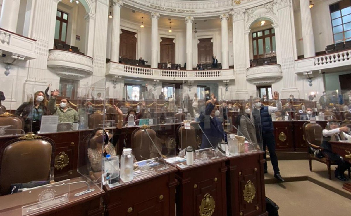 perladefuente's tweet photo. Porque señor presidente protege más a los congresistas que además de estar viejos y saberse cuidar , solo saben roban...
Y no protege a nuestro niños con esas hermosas cajitas ..  al obligarlos al regreso a clases sin aún vacunarlos .. https://t.co/MW7UpEXt2p