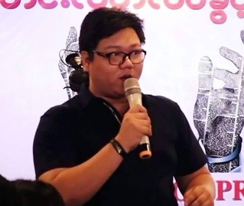 HmuuTin's tweet photo. Ko HmueEainZaw(former journalist)currently running as COVID-19 volunteer, and his wife were abducted in #Yangon Parliament staffs' residence by SAC terrorists yesterday morning. #WhatsHappeningInMyanmar  #ReleaseTheDetainees #Sep7Coup https://t.co/C1peFBlSDM