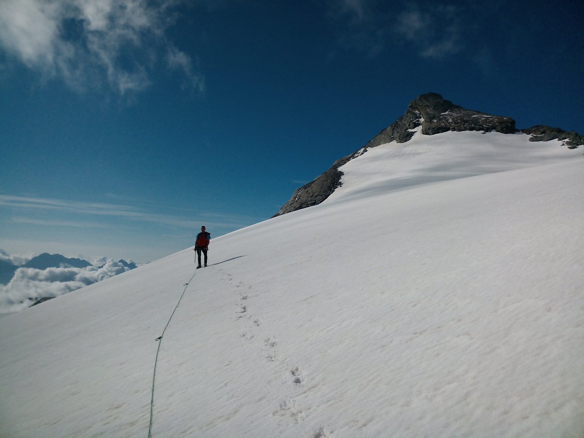 Due giorni a spasso su e giù sulle cime che coronano il ghiacciaio di Scerscen (gruppo del Bernina). Non abbiamo incontrato nessuno, solo ghiaccio, rocce e nuvole.

Le Alpi sono ancora selvagge e solitarie, basta uscire dai pochi sentieri battuti!