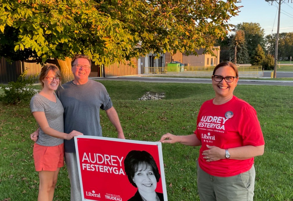 AudreyFesteryga's tweet photo. Enjoyed my visit with the Mertz family talking about what really matters to them.
They want to send me to Ottawa to represent them with Compassion Vision and Real Action.
@liberal_party
 #goknockdoors #forwardforeveryone 
#Essex #Elxn44 https://t.co/MaT51KvYqz