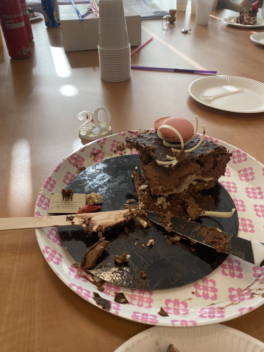 DedieuLb's tweet photo. Pour que la rentrée se passe bien 😋 #MerciLEquipe #birthday #ChefHeureux https://t.co/Kp99wbnjnf