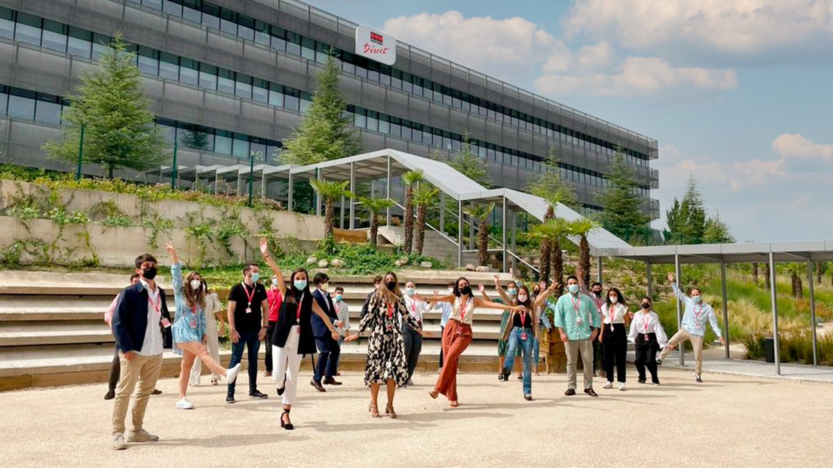 verisure_esp's tweet photo. ¡Un año más recibimos a los participantes de nuestro Programa Talento Joven Becas Verisure! Profesionales que comenzarán su experiencia laboral en una compañía Top Employer, además de formarse con el máster "Decision Making and Innovation 2.0". ¡Bienvenidos! #SomosBecasVerisure https://t.co/CHfTaau0Fi