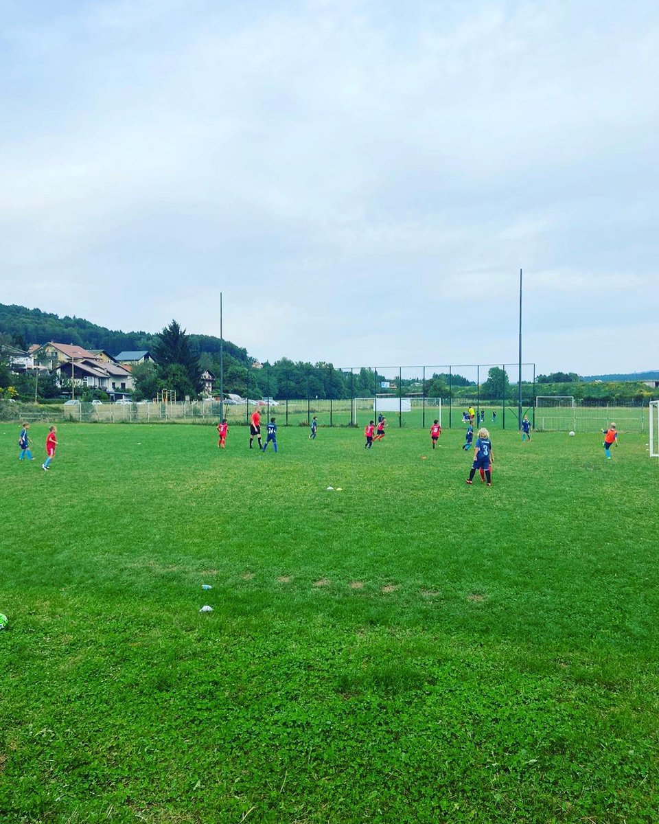 nd_crnuce's tweet photo. 👏Najlepši prizori, ko so otroci na igrišču! Prijateljska tekma med Črnučami in Šmartnim je bistvo nogometa!

#SanjeNisoZaSpanje #ModriVlak https://t.co/CZ1BD7fcLf