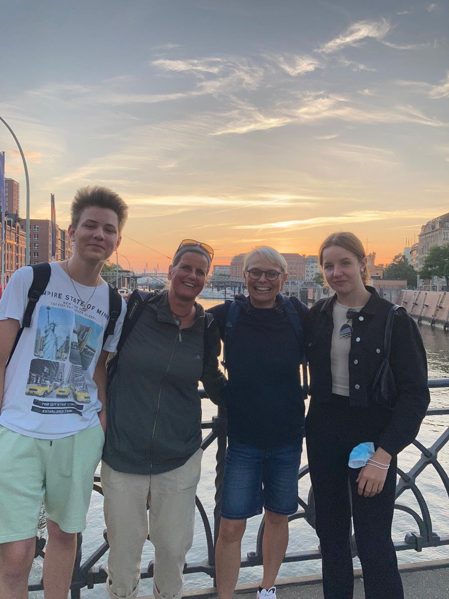 ….und die 10a ist auch gut in Hamburg angekommen und genießt den ersten Abend. #klassenfahrt #stemwede #hamburg #abendessen #edda #alster #hamburgermichel #michel #stmichaelis