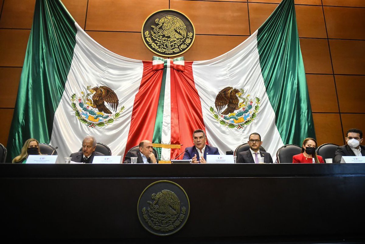 alitomorenoc's tweet photo. ¡Buenos días! Estamos en nuestra reunión previa del @GPPRIDiputados, listos para la sesión de este día en la @Mx_Diputados. 🇲🇽 https://t.co/dMOvoj8XoL